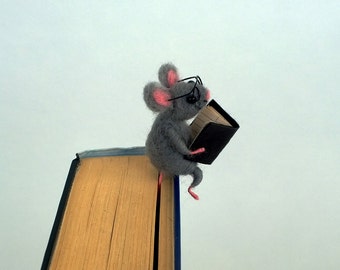 Animal bookmark reading book Felt gray mouse glasses Back to school gift Woolen miniature Cute Book lovers Unique figurine bookmark Woodland