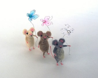 Tiny felt mouse with butterfly Miniature Mice toy Woolen little funny animal Woolen mouse Woodland Dollhouse doll Waldorf cute felt animal