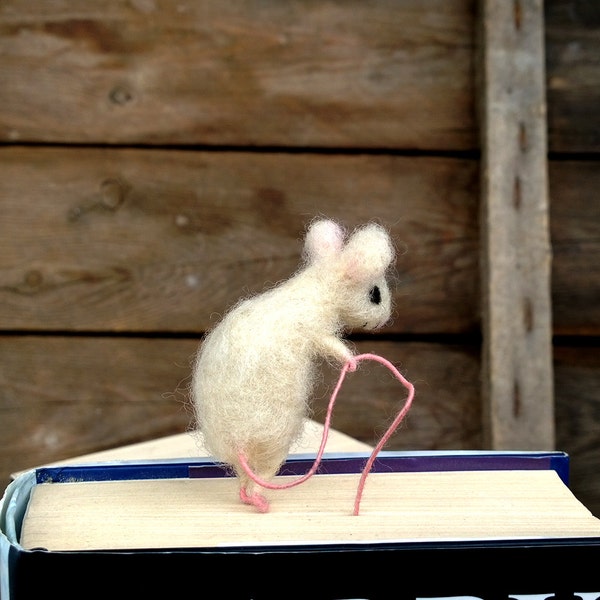 Felt miniature mouse bookmark White woolen mouse Animal miniature Waldorf Funny gift idea Comical idea Book lovers Sweet figurine bookmark