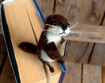 Funny otter bookmark, needle felted river otter figurine otter lovers gift, funny gift, unique bookmark, otter gift, book mark accessory