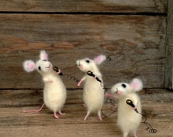 Dollhouse mice miniature singers Felted mouse mini Collectable organic gift Waldorf toy Woolen funny animal Music players mouse Unique idea