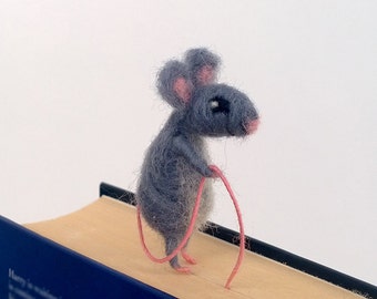 Felt miniature mouse bookmark Gray woolen mouse Animal miniature Back to school gift idea Comical idea Book lovers Sweet figurine bookmark