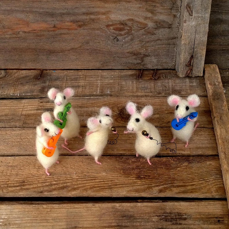 Dollhouse mice miniature singers Felted mouse mini Collectable organic gift Waldorf toy Woolen funny animal Music players mouse Unique idea image 2