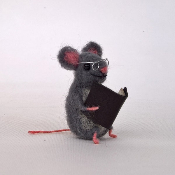 Livre de lecture de souris miniature feutrée Retour à l’école Souris grise avec lunettes Mini animal Aiguille feutre Maison de poupée de collection Poupée Waldorf