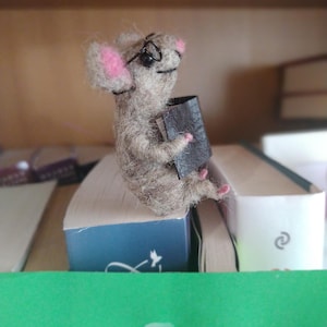 Felt Mouse Bookmark – Handmade Wool Reading Accessory – Gift for Book Lovers image 6