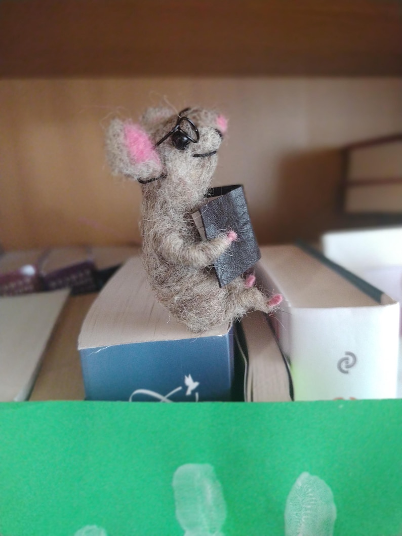 Felt Mouse Bookmark – Handmade Wool Reading Accessory – Gift for Book Lovers image 6