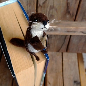 Funny otter bookmark, needle felted river otter figurine otter lovers gift, funny gift, unique bookmark, otter gift, book mark accessory image 6