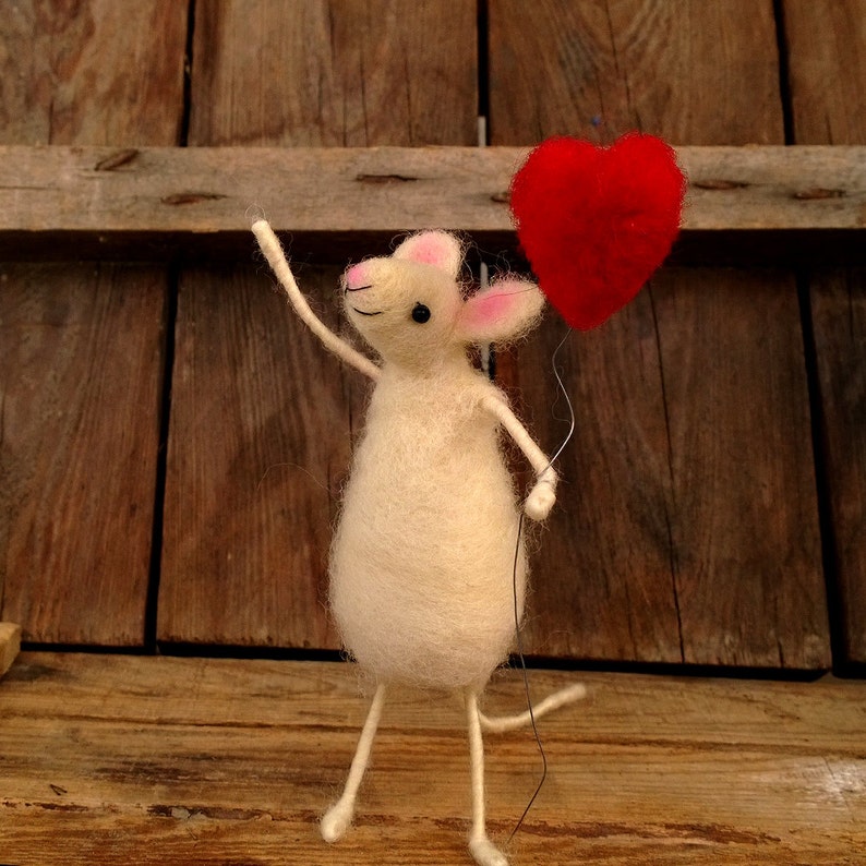 Felt mouse red heart balloon Valentine's day gift Handmade Soft sculpture Animal in love Woodland Decor Woolen DollHouse Waldorf inspired image 2