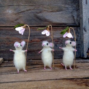 Felted Miniature Mice White mouse with flower Mini animal Needle felt animal Collectible Dollhouse mini Woolen Waldorf doll Cute soft gift image 3