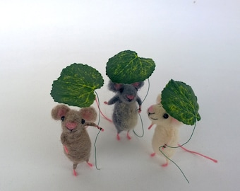 Felt mouse, Miniature animal, Mouse with leaf, Collectible Dollhouse, Whimsical Waldorf mice, Needle felted woolen toy, Cute natural gift