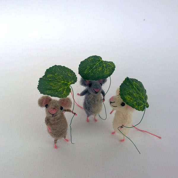 Felt mouse, Miniature animal, Mouse with leaf, Collectible Dollhouse, Whimsical Waldorf mice, Needle felted woolen toy, Cute natural gift