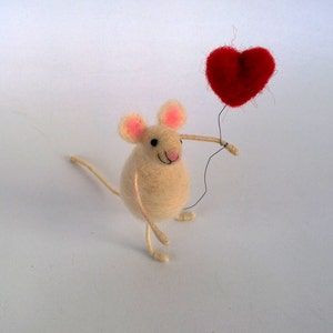 Felt mouse red heart balloon Valentine's day gift Handmade Soft sculpture Animal in love Woodland Decor Woolen DollHouse Waldorf inspired image 1