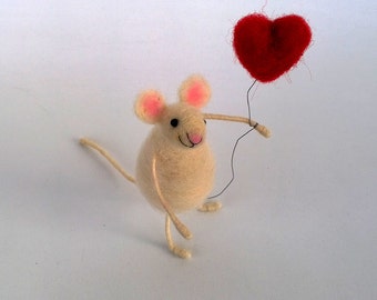 Felt mouse red heart balloon Valentine's day gift Handmade Soft sculpture Animal in love Woodland Decor Woolen DollHouse Waldorf inspired