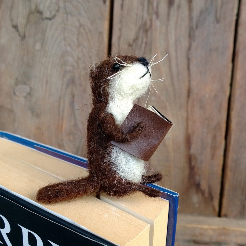 Funny otter bookmark, needle felted river otter figurine otter lovers gift, funny gift, unique bookmark, otter gift, book mark accessory image 4