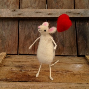 Felt mouse red heart balloon Valentine's day gift Handmade Soft sculpture Animal in love Woodland Decor Woolen DollHouse Waldorf inspired image 4
