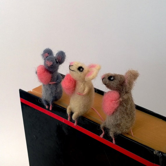 Valentines day gift for her for him mouse bookmark with pink heart Book mark Animal Cute gift idea Gift for boyfriend Book lovers Love