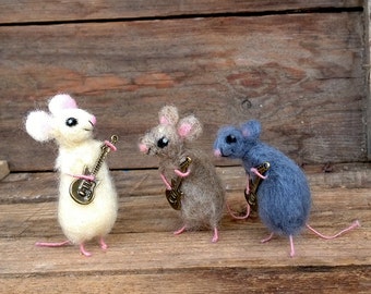 Miniature animal playing guitar Tiny wool Mouse Collectible Dollhouse mini Waldorf doll Small mice Cute mouse figurine Felt Funny Sculpture