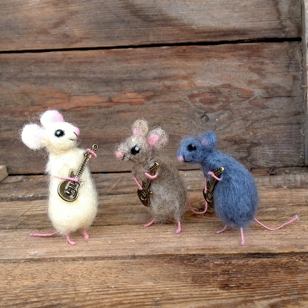 Miniature animal playing guitar Tiny wool Mouse Collectible Dollhouse mini Waldorf doll Small mice Cute mouse figurine Felt Funny Sculpture