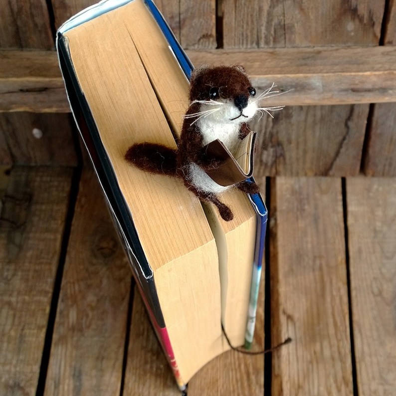 Funny otter bookmark, needle felted river otter figurine otter lovers gift, funny gift, unique bookmark, otter gift, book mark accessory image 5