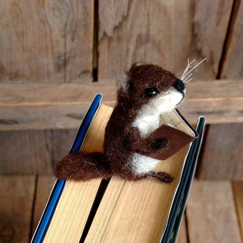 Funny otter bookmark, needle felted river otter figurine otter lovers gift, funny gift, unique bookmark, otter gift, book mark accessory image 3