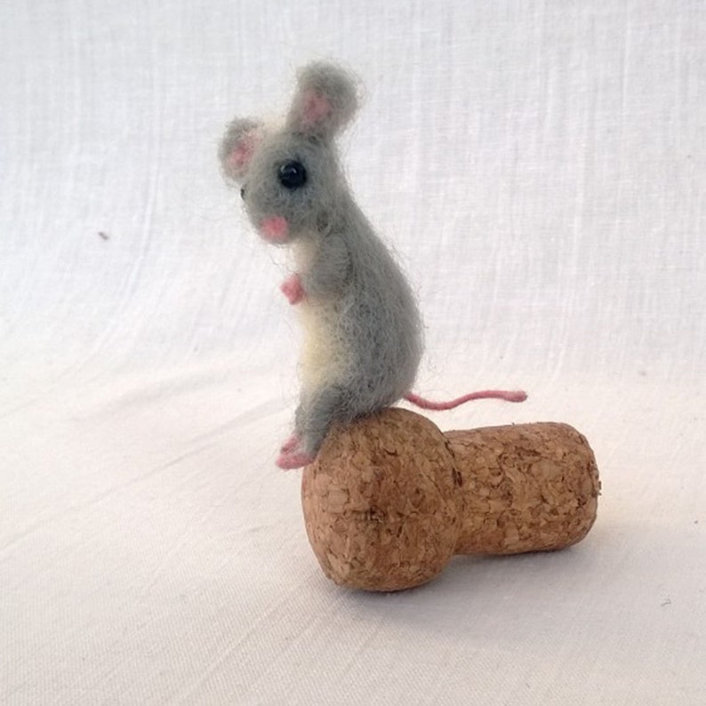 Felted Miniature mouse, Grey mouse, Mini animal, Needle felt, Mice collection, Collectible Dollhouse, Tiny woolen soft sculpture, Cute pet image 1