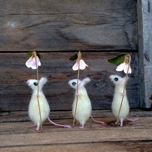 Miniature en feutre de souris blanche avec fleur Mini animal en feutre à l'aiguille pour maison de poupée Mini poupée en laine Waldorf en feutre