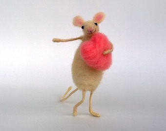 Needle Felted Mouse pink heart Valentine's Doll Love decor Wool toy mouse Gift for her Mother's day gift ornament Felt Woodland mice Waldorf