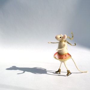 Ice skating felt mouse Skater figurine Cute needle felt mouse Dollhouse Waldorf animal Holiday décor Funny whimsical soft sculpture handmade