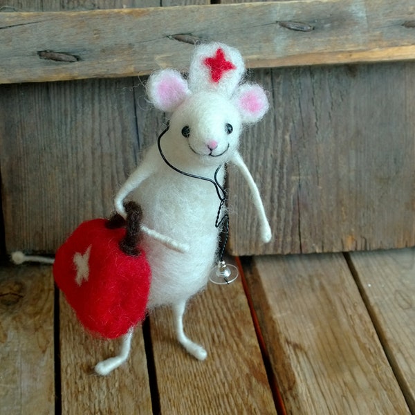 Doctor gift felt mouse, Nurse Doll Medical, physician paramedic Doc Mouse Rat Hamster Mice Scientist Intern healer, general practitioner GP