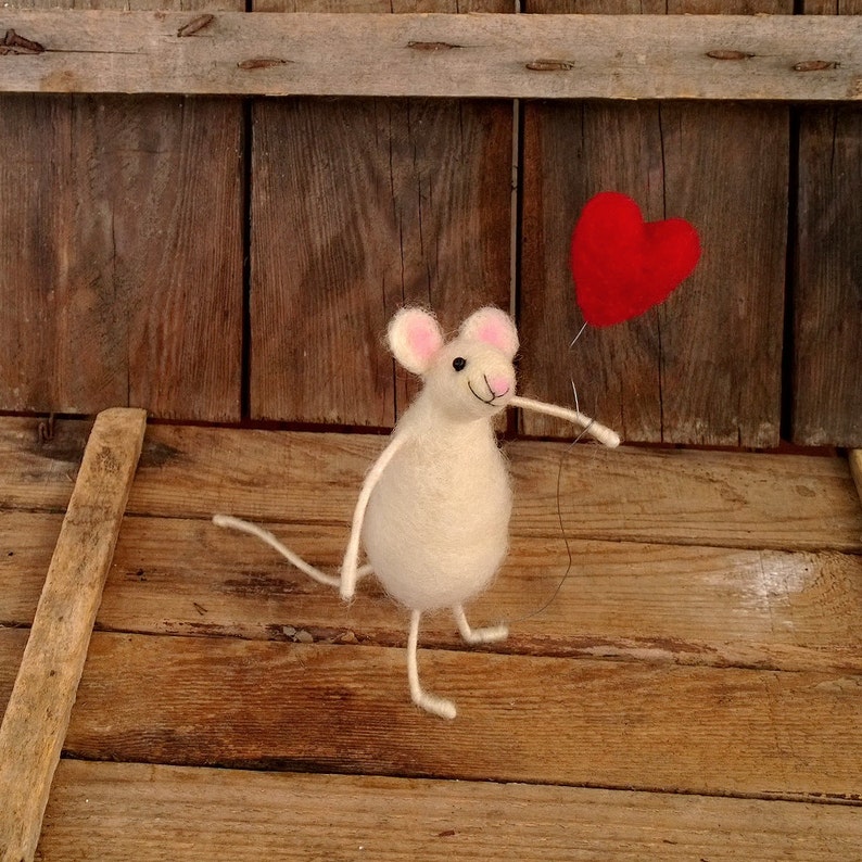 Felt mouse red heart balloon Valentine's day gift Handmade Soft sculpture Animal in love Woodland Decor Woolen DollHouse Waldorf inspired image 3
