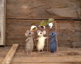 Felt Toy Miniature Mice Brown Gray White mouse with flower Mini Wool animal Needle felt Collectible Dollhouse mini Waldorf doll Tiny animal