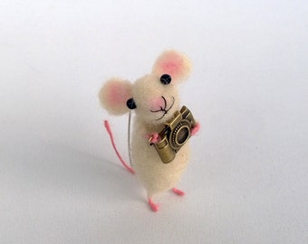 Mouse with camera brooch Needle felt mouse accessory Eco friendly Jewelry Tiny animal pin Darling gift Miniature mouse Woolen art sculpture