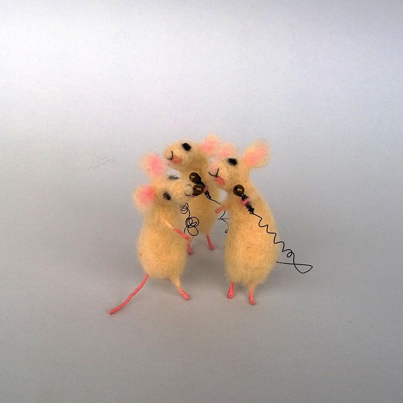 Dollhouse mice miniature singers Felted mouse mini Collectable organic gift Waldorf toy Woolen funny animal Music players mouse Unique idea image 3