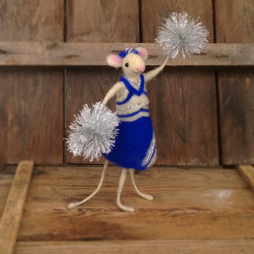 Cheerleader mouse Customizable costume Felt mouse Christmas figurine Birthday Gift Animal Cheerleader costume pompoms Waldorf doll Football