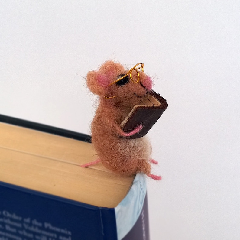 Felt miniature mouse bookmark beige woolen mouse Animal miniature Waldorf Funny gift idea Comical idea Book lovers Sweet figurine bookmark image 3