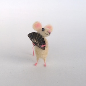 Mouse pin Felt mouse with fan Woolen accessory animal brooch Tiny mouse Miniature funny Unique jewelry Wool fiber sculpture Tiny mini mouse