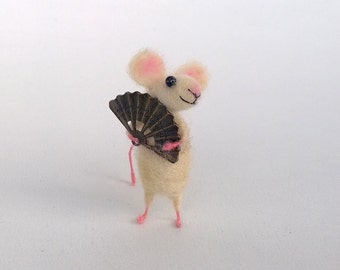 Mouse pin Felt mouse with fan Woolen accessory animal brooch Tiny mouse Miniature funny Unique jewelry Wool fiber sculpture Tiny mini mouse