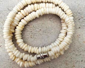Vintage 1970s-1980s Puka Shell Choker Necklace 17.25” | Naturally Tumbled by the Ocean, Original Barrel Clasp