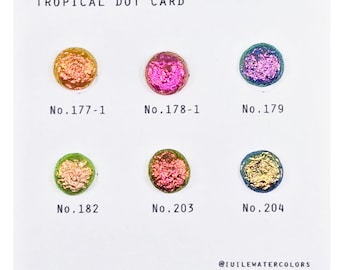 Könnte beinhalten: Eine weiße Karte mit dem Text "TROPICAL DOT CARD" oben. Sechs schimmernde Farbmuster sind in zwei Reihen zu je drei angeordnet. Die Muster sind mit 177-1, 178-1, 179, 182, 203 und 204 nummeriert.