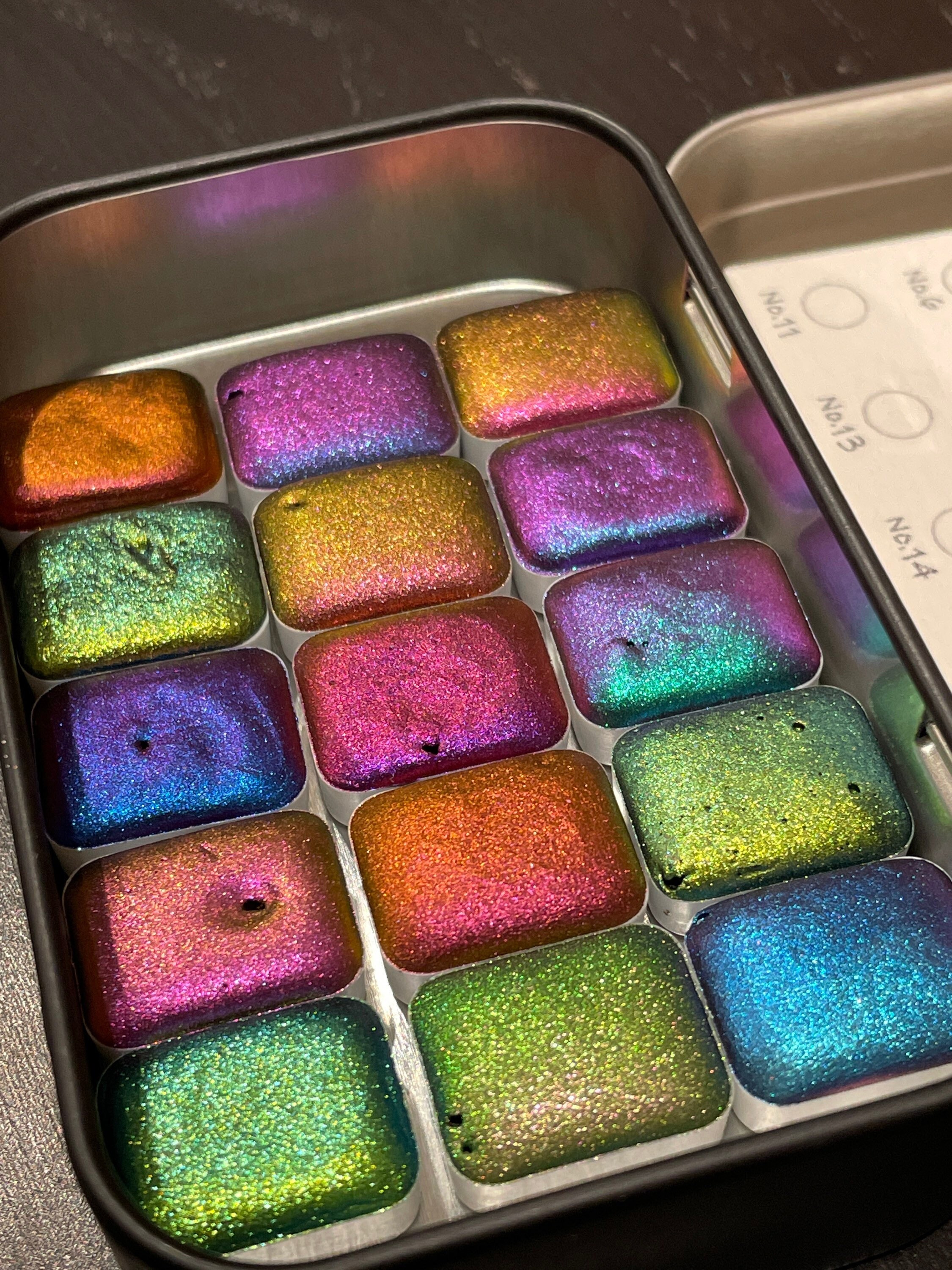 Q15 Colorshift Watercolor Quarter pan set in Tin case