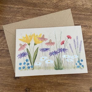 Cartão de felicitações com flores botânicas e envelope, em branco por dentro