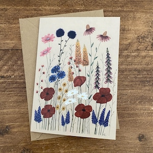 Cartão de felicitações com flores silvestres botânicas e envelope, em branco por dentro