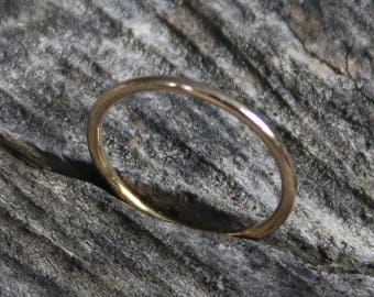 14kt Gelbgold filled glänzender dünner Ring, minimalistischer, eleganter, stapelbarer Ring, zierlich, geometrisch, schlichtes Band, Gelbgoldring