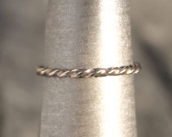 925 Sterling Silber stapelbarer gedrehter Dünner Ring, dünner Silberring, minimalistisch, elegant, gedreht, Seil