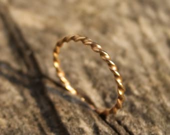 14kt gelb gold filled gedrehter Stapelring, minimalistisch, elegant, Seilband, dünner goldener Ring