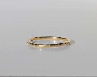 Anello skinny impilabile in oro 14kt, anello martellato, minimalista, elegante, delicato, fascia geometrica