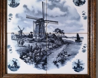 Oud Hollands wandtableau met vier Delftblauwe tegels met molens in Hollandslandschap met boerderij, molens, koe en meisje