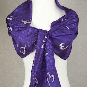 Handgeschilderde habotai zijden sjaal. Deep Purple omslagdoek met witte valentine harten. 14 &quot;x 72&quot; Valentines heart sjaal
