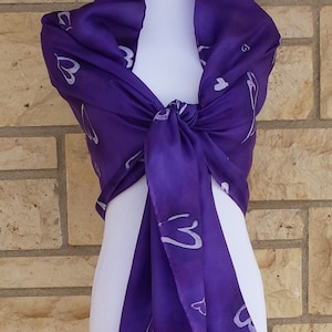 Foulard en soie habotai teints à la main. Extra large châle Deep Purple avec coeurs blanc. 22 "x 72 », Saint-Valentin coeur écharpe
