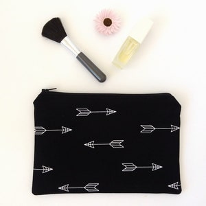Cartera de viaje grande con flecha blanca sobre fondo negro, neceser, estuche con cremallera, estuche para lápices, pequeño obsequio para hombre o mujer viajero